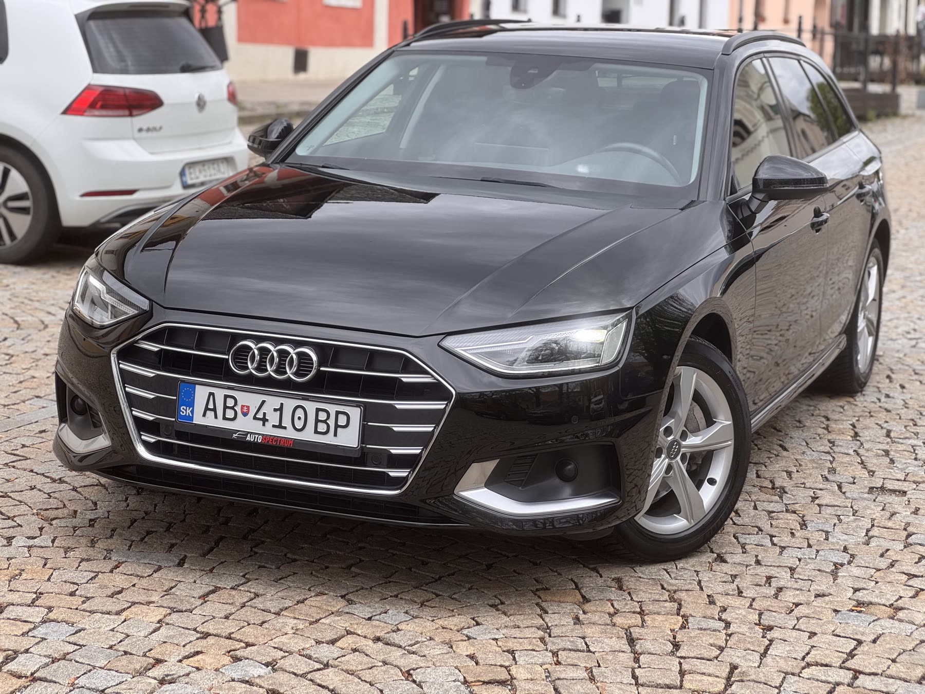 Čierne Audi A4 Avant pripravené na odovzdanie